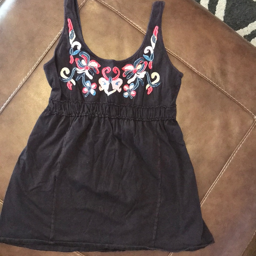 Brown tank top with pretty pattern on the front